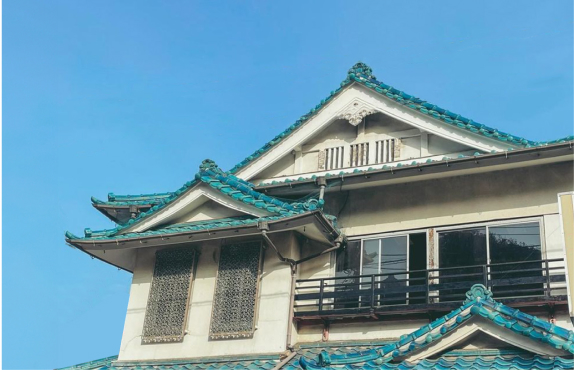 青い瓦屋根の建物外観