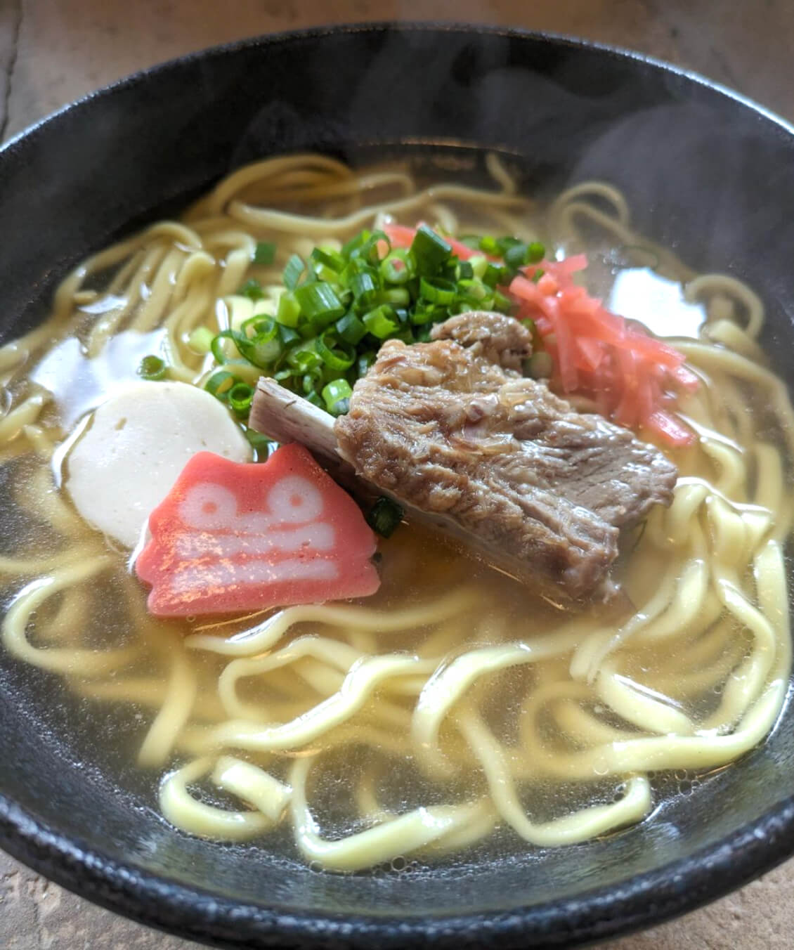 湯気を上げる沖縄そば