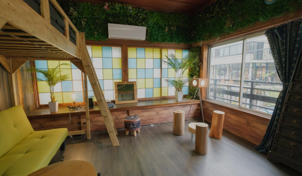 日当たりの良いウッドベースで壁には植物があしらわれた客室