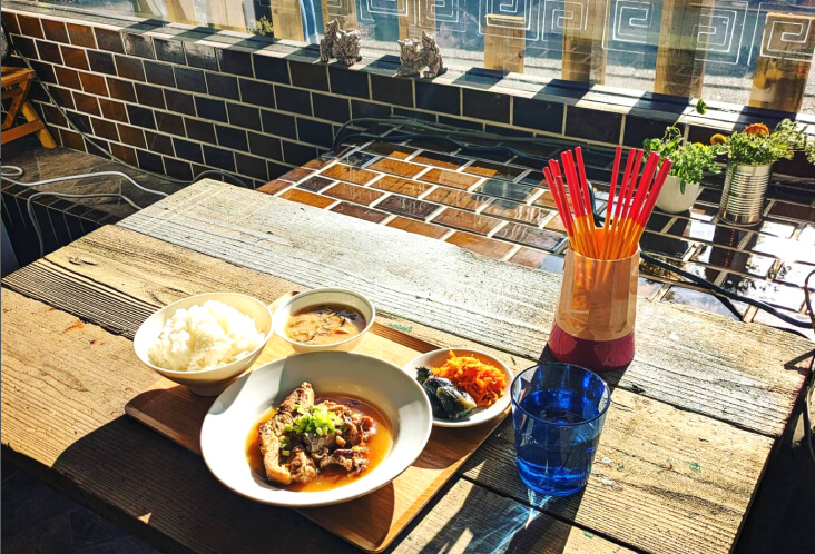 食堂の窓辺の席に置かれた定食